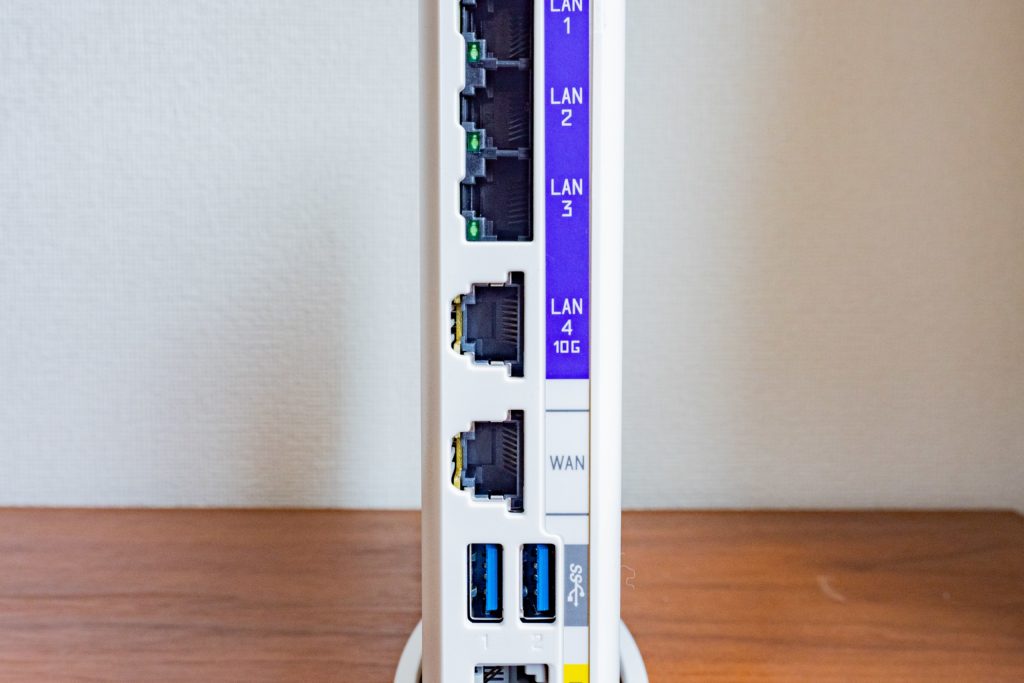BL1000HWのWANポートにLANケーブルに挿す