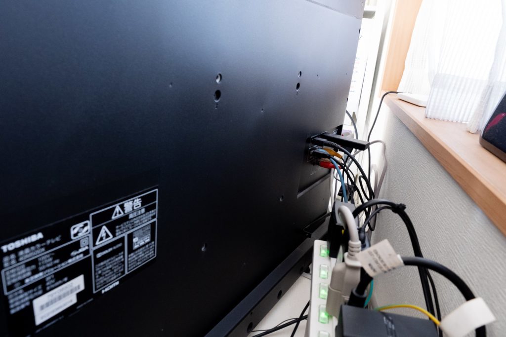 山崎実業「テレビ裏収納ラック」は壁掛け用の穴（VESA規格）に取り付ける