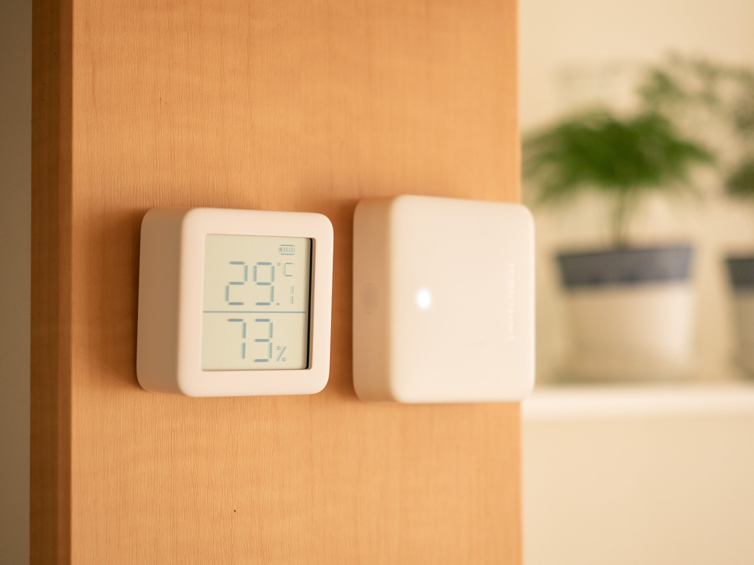 SwitchBot 温湿度計』外出先から室内温度を管理。エアコンも自動でON。｜spielen